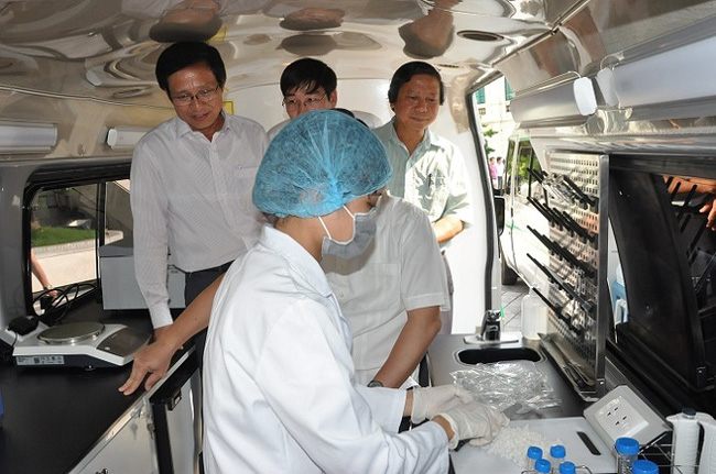 Xe kiểm tra nhanh an toàn thực phẩm tại Hà Nội dùng để phát hiện thực phẩm không an toàn, hỗ trợ hiệu quả cho lực lượng phản ứng nhanh trong công tác thanh, kiểm tra, đánh giá vệ sinh an toàn thực phẩm.